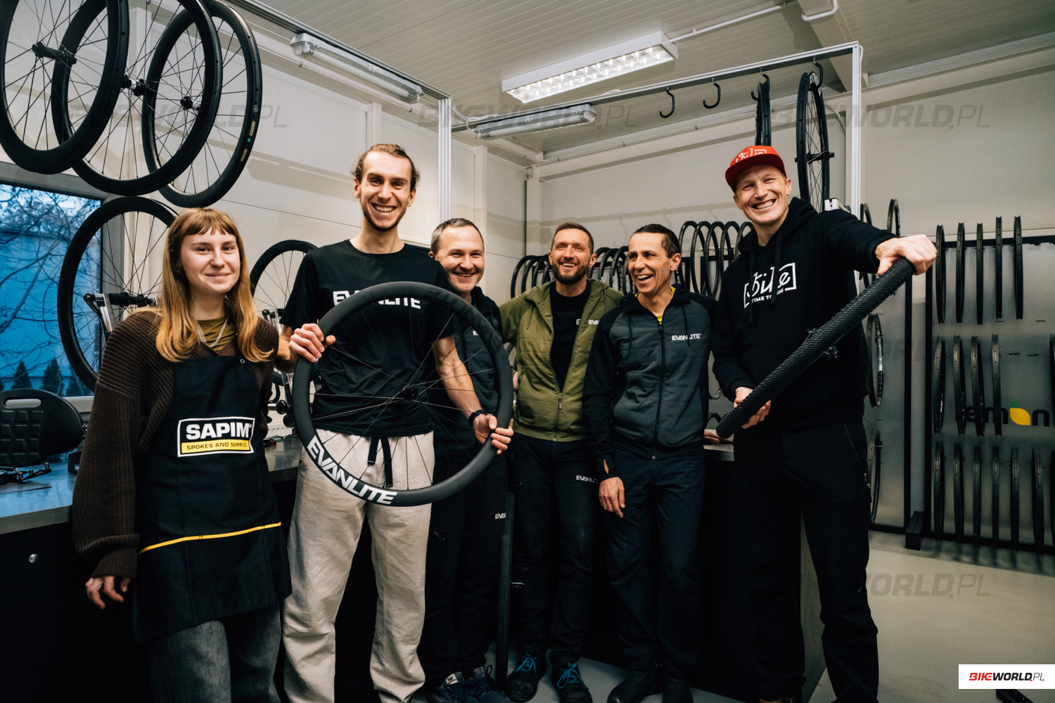 Tak powstają karbonowe koła Evanlite – wizyta w montowni!