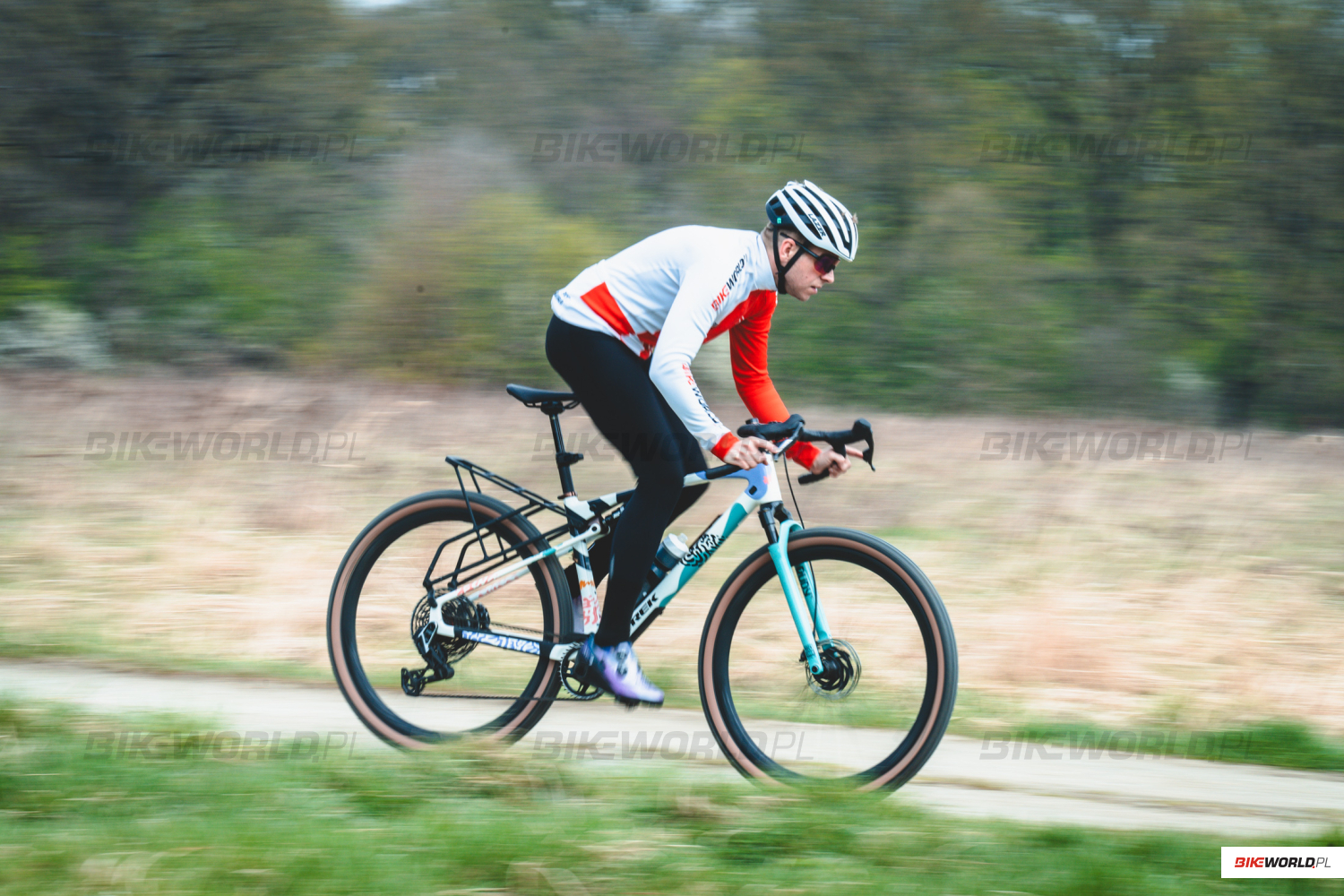 Test: TREK CheckOUT SL 7 - kontrowersyjny wyprawowy gravel (ma pełne zawieszenie!)