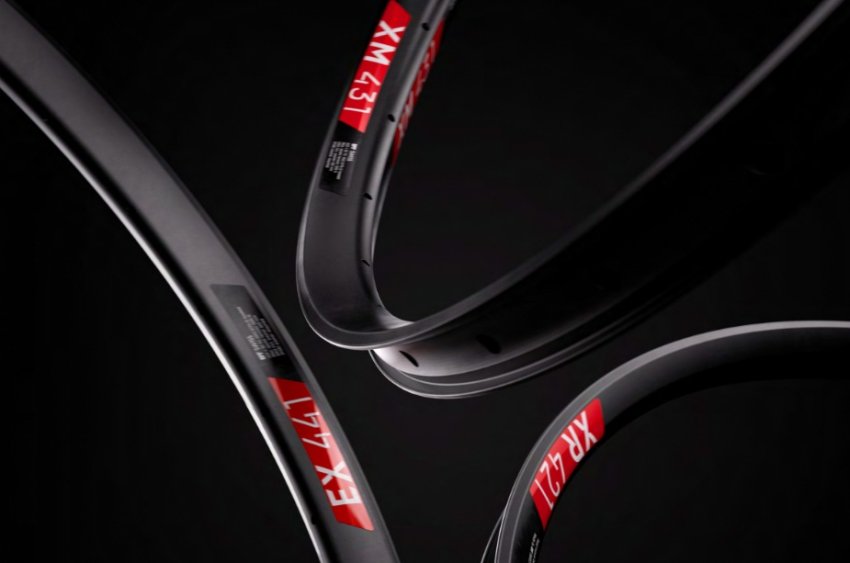 Nowe aluminiowe obręcze DT Swiss 1700: szersze, asymetryczne i mocniejsze