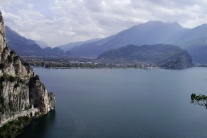 Widok z La Madonnina na Monte Brione i Rivę