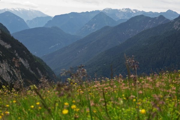 Typowy krajobraz Dolomitów pozwala na nietypowy wypoczynek na dwóch kółkach