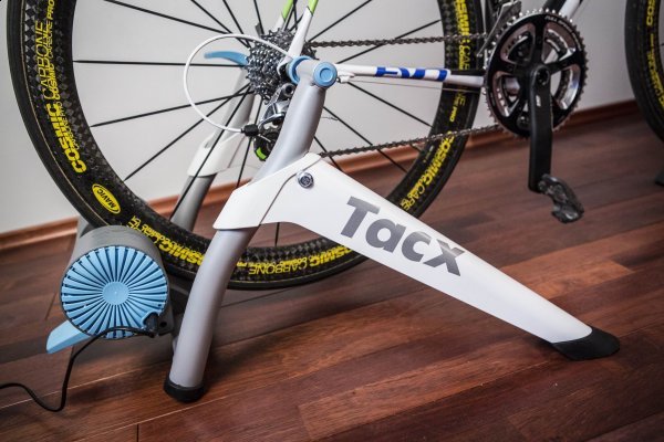 Tacx i-Vortex jest bardzo stabilny, dzięki czemu nawet przy mocnych sprintach trenażer nie rusza się