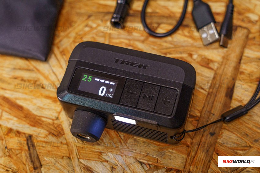 Zdjęcie do artykułu: Test: Kompaktowa pompka elektryczna Trek Air Rush – warto mieć ją w kieszeni!