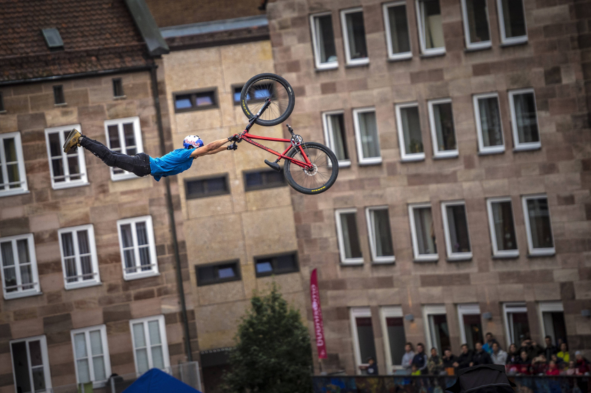 Zdjęcie do artykułu: RED BULL ROOF RIDE poleci nad Katowicami