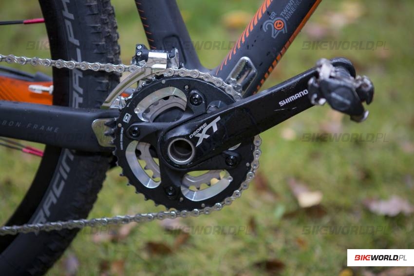 Na korbach nie ma co oszczędzać, dlatego w Stage 90 znajdziemy korbę XT, której dwa blaty sprawdzą się w każdych warunkach. Kellys