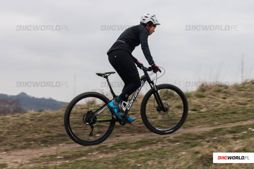 Dzięki kołom 29 cali i zrelaksowanej pozycji za kierownicą Corratec X-Vert jest rowerem o raczej statecznym usposobieniu, jeśli jednak najdzie nas ochota na bardziej dynamiczne pokonywanie podjazdów, oczywiście tego nie wyklucza.