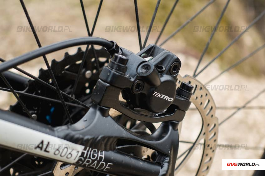 Hamulce Tektro z tarczami 180 milimetrów wystarczają do zatrzymywania roweru, ale przy agresywnym stylu jazdy może nam brakować mocy.