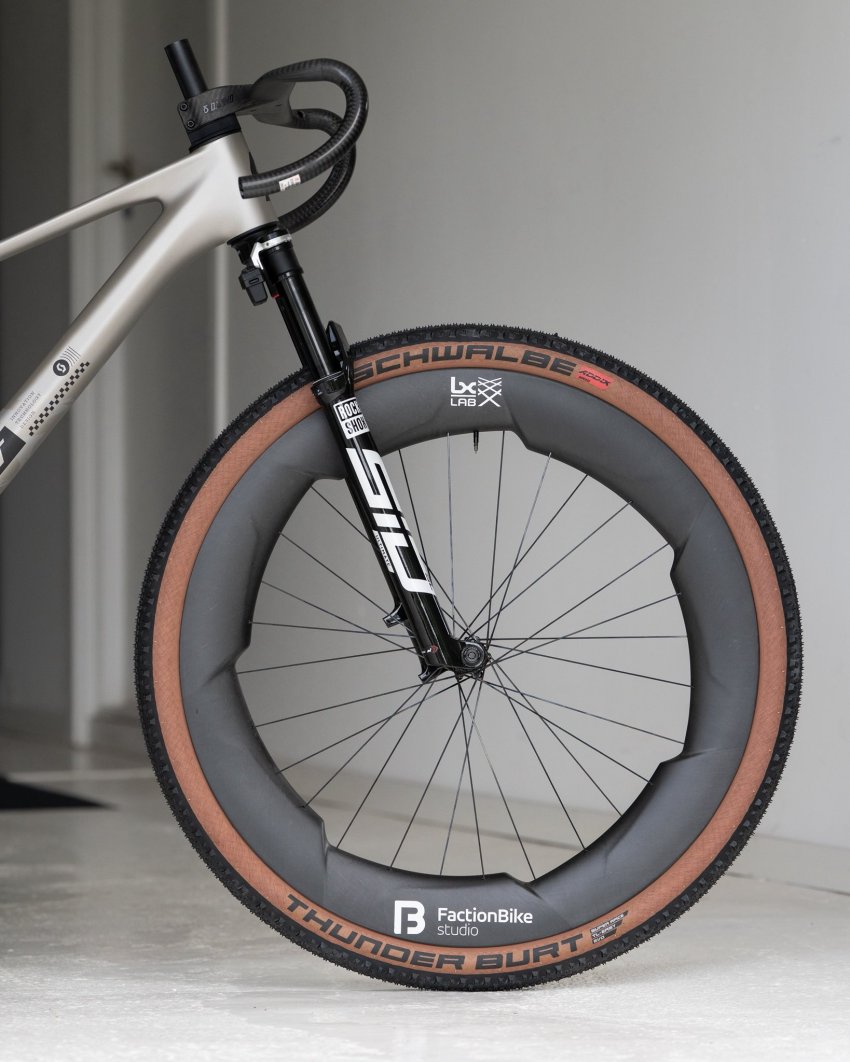 Zdjęcie do artykułu: Ultra-szerokie koła aero - czy to przyszłość graveli?