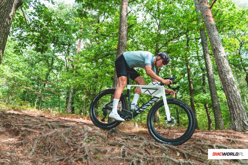 Zdjęcie do artykułu: Video Test: Canyon Grail CF SLX 7 Di2 – AERO GRAVEL na oponach MTB?! (2027)