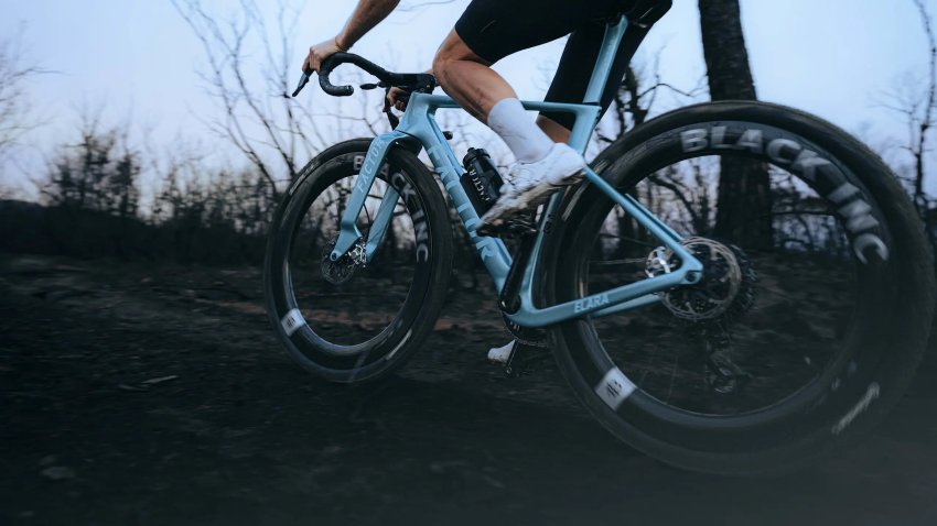 Zdjęcie do artykułu: Factor Elara – wyścigowy aero gravel z oponami 57 mm i gotowy na napęd 2x!