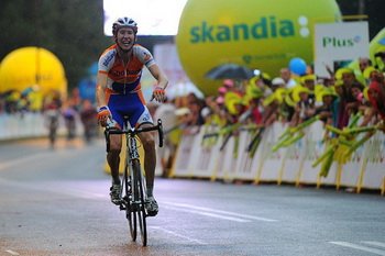 Holender Bauke Mollema cieszy się ze zwycięstwa w Bukowinie Tatrzańskiej. Za jego plecami finiszuje grupka pościgowa