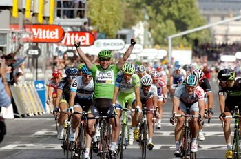 Finisz na mecie 21. etapu Tour de France