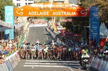 Peleton tuż przed startem Down Under Classic