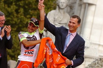Juan Jose Cobo (Geox TMC) odbiera koszulkę zwycięzcy wyścigu z rąk Księcia Asturii