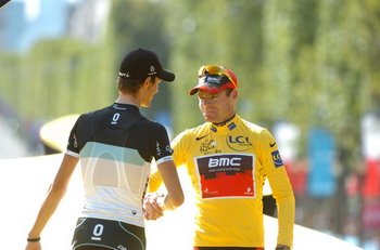 Andy Schleck (Leopard Trek) gratuluje zwycięstwa Evansowi