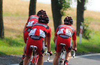 Kolarze BMC Racing doprowadzają Alessandro Ballana do peletonu