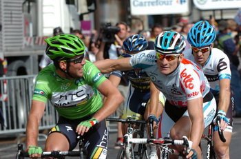 Andre Greipel (Omega Pharma-Lotto) gratuluje Markowi Cavendishowi zwycięstwa na 21. etapie
