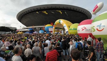 Podium wyścigu z Katowickim Spodkiem w tle