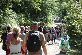 Pielgrzymka kibiców to zorganizowana wędrówka pozwalająca ujrzeć kolarzy w najważniejszych momentach wyścigu.