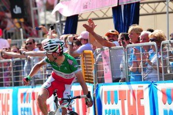 Choć Giovanni Visconti (Farnese Vini) przejechał linię mety jako pierwszy, za nieprzepisowy sprint został przesunięty na trzecie miejsce