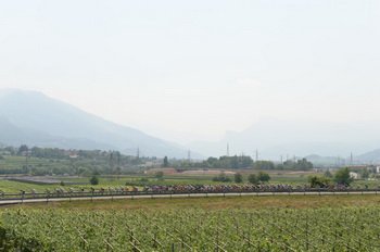 Peleton po wyjeździe z Rovereto