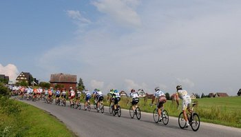 Zasadnicza grupa na podjazdach mocno się rozciągała