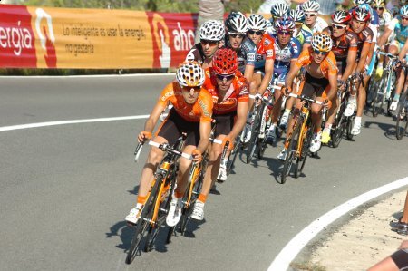 Kolarze Euskaltel - Euskadi na czele peletonu