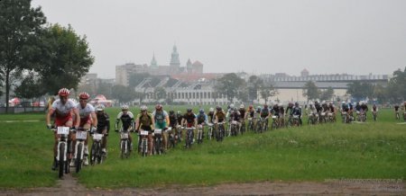 Kolarze JBG-2 prowadzą peleton