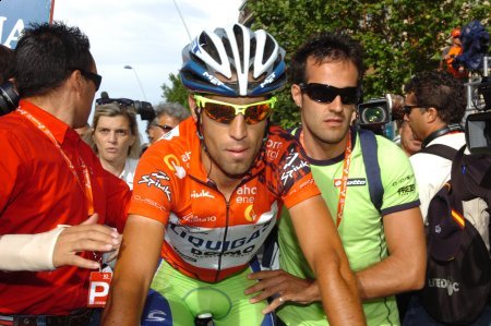 Vincenzo Nibali odprowadzany przez masażystę ekipy Liquigas - Doimo