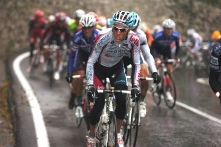 Philippe Gilbert (Omega - Pharma Lotto) prowadzi peleton