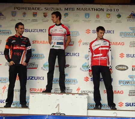 Tu jeszcze osobno. Na najwyższym podium zawodnik MTB Team Środa Wlkp, a obok niego na 2. miejscu zawodnik Torq Superior MTB Team.