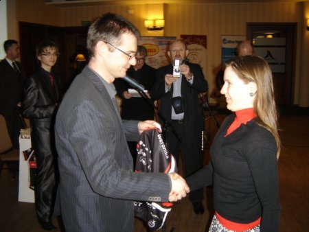 Wiceprezes Daniel Kurpisz wręcza koszulce nowej zawodniczce Teamu - Weronice Rybarczyk, mistrzyni Polski juniorek