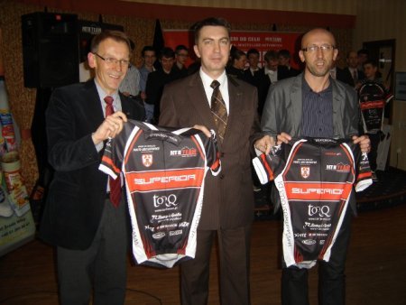 Prezes Krzysztof Sadyś z Markiem Witkiewiczem i Romanem Kołodziejczykiem