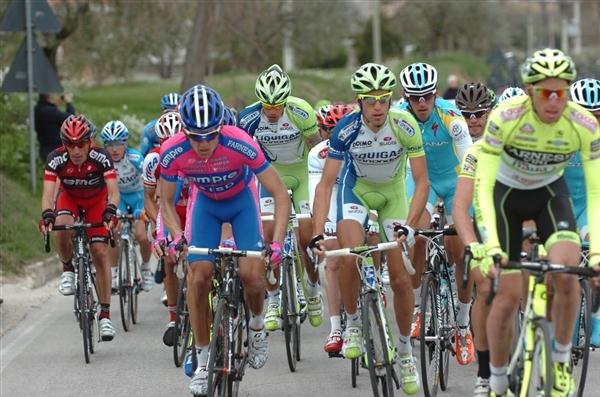 Przemysław Niemiec (Lampre ISD) na czele peletonu