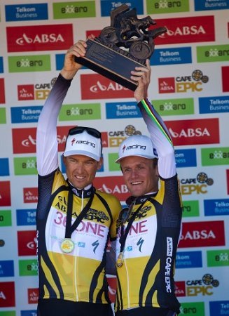 Christopher Sauser i Burry Stander na podium Cape Epic 2012