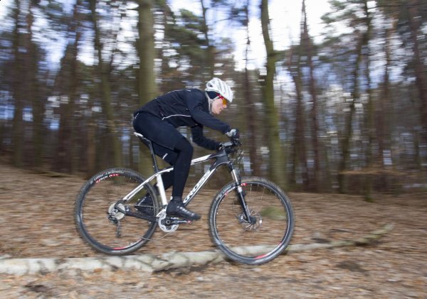 Duże koła pozwalają na swobodne pokonywanie większych i mniejszych przeszkód terenowych