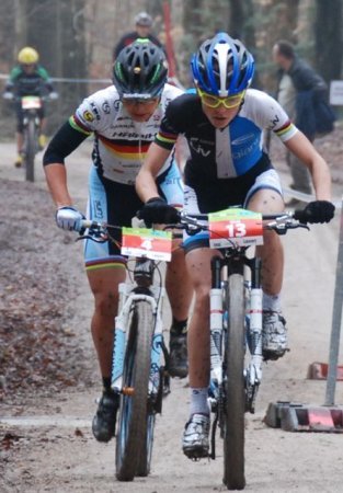 Maja Włoszczowska (Giant Pro XC Team) w bezpośrednim starciu z Sabine Spitz (Sabine-Spitz Haibike Pro). Fot. Aleksandra Jochymek