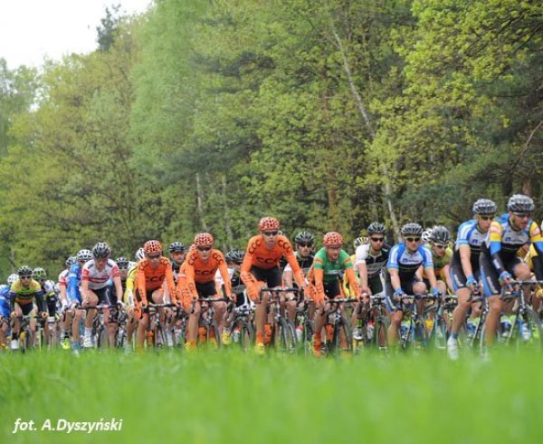 Pomimo porannej czasówki peleton nie dawał za wygraną i tempo było bardzo wysokie