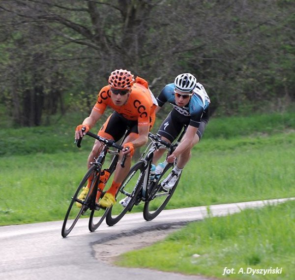 Tomasz Kiendyś (CCC Polsat Polkowice) i Łukasz Wiśniowski (Etixx Ihned) zainicjowali 7-osobową uciec