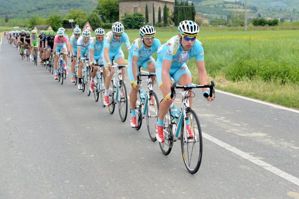 Kolarze Astany prowadzą peleton