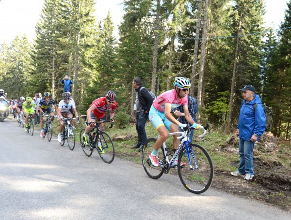 Vincenzo Nibali (Astana) prowadzi grupkę do mety