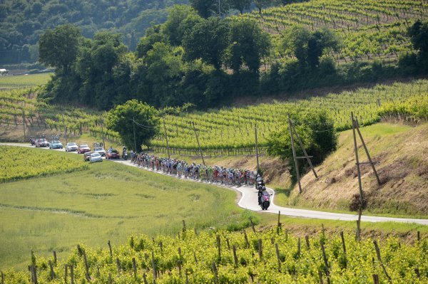 Peleton na trasie 17. etapu