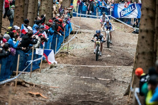 Maja Włoszczowska (Giant Pro XC Team) prowadzi czołówkę na zjeździe