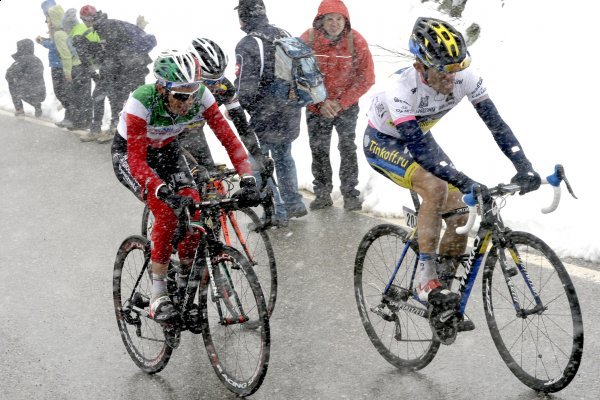 Rafał przyznaje, że w śniegu i zimnie nie czuje się najlepiej, ale stara się walczyć pomimo trudnych warunków