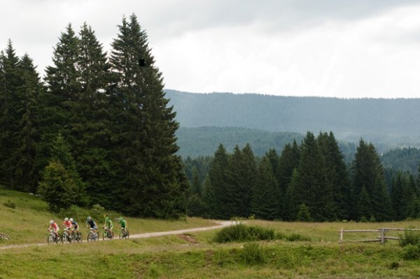 Czołówka wyścigu kategorii Mix na 7. etapie Transalpu