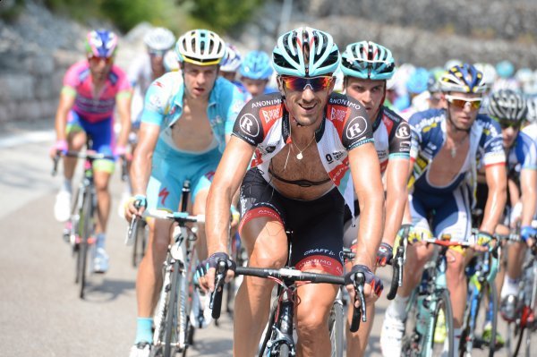 Fabian Cancellara (Radioshack Leopard) prowadzi peleton