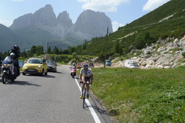 Christophe Riblon (Ag2R La Mondiale) wspina się na Passo Pordoi