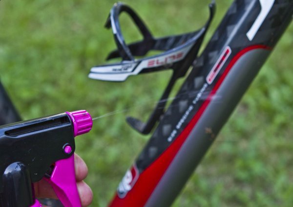 Muc-Off Bike Cleaner skutecznie wyczyści większość zabrudzeń roweru