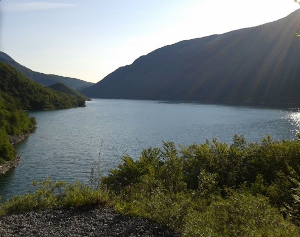 Lago di Molveno o świcie pozwala zapomnieć o problemach dnia codziennego