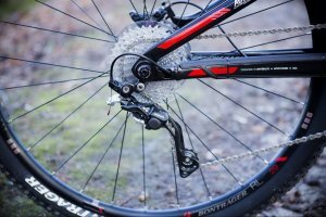 Przerzutka tylna Shimano Deore XT Shadow Plus stabilizuje pracę napędu w trudnym terenie